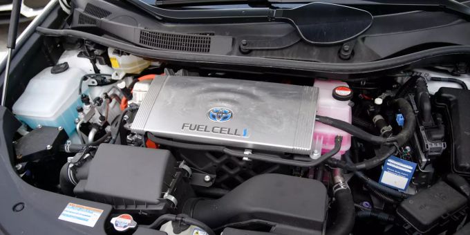 Ein Auto der Marke Toyota, mit einer Brennstoffzelle als Energieerzeuger, steht bei der Eröffnung einer Wasserstofftankstelle zum Tanken bereit. (Symbolbild) Brennstoffzelle Aktie
