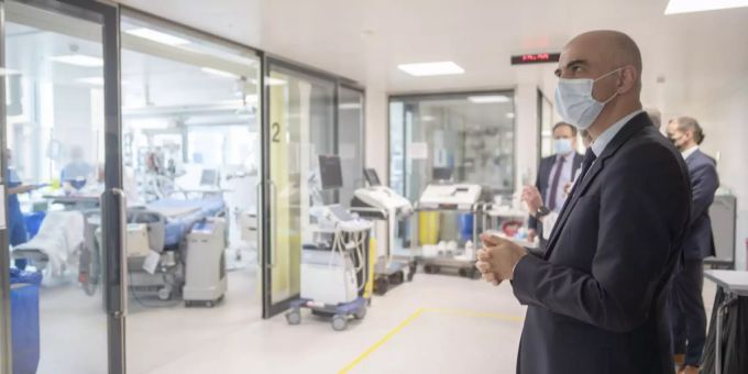 Alain Berset besichtigt Anfang Februar die Intensivstation in Münsterlingen. Coronavirus Spital Intensivstation Welle