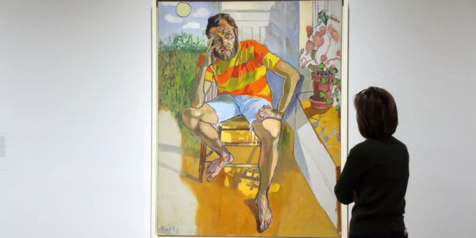 Eine Besucherin steht vor dem Gemälde "Richard Gibbs" (Filmkomponist) der US-Künstlerin Alice Neel (1900-1984). Foto: Christina Horsten New York