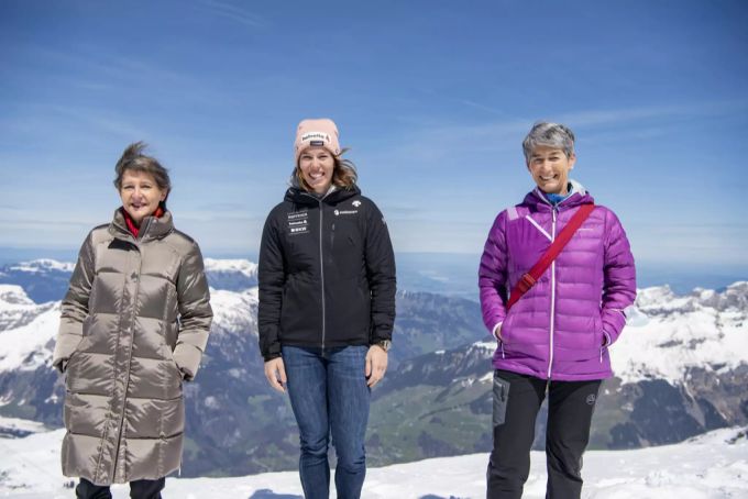 Bundesrätin Simonetta Sommaruga, links, Skifahrerin Michelle Gisin, Mitte, und Präsidentin des SAC Francoise Jaquet, rechts, posieren auf dem Titlis. Simonetta Sommaruga Co2-Gesetz Arena