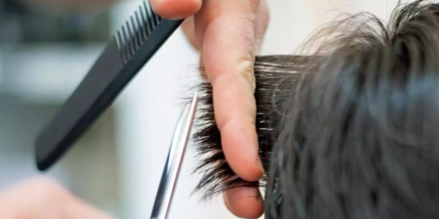 Im Friseurgewerbe liegt das mittlere Einkommen bei 1680 Euro brutto im Monat. Foto: Symbolbild Friseur/dpa