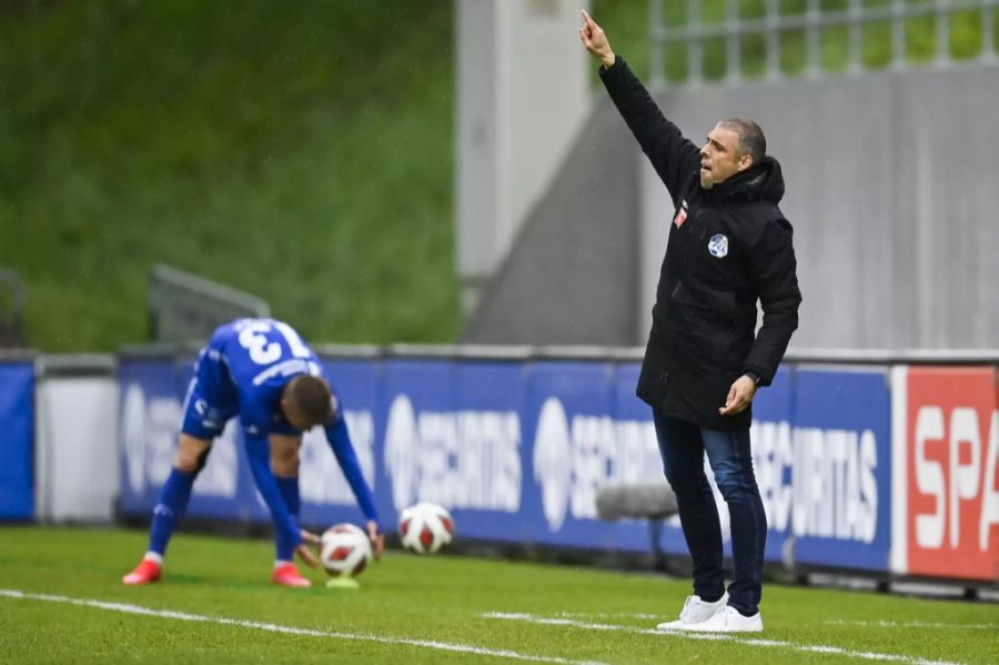 Fabio Celestini gibt seiner Mannschaft Anweisungen von der Seitenlinie.