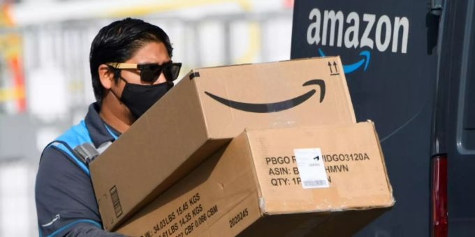 Ein Amazon-Paketbote bei der Arbeit. Amazon