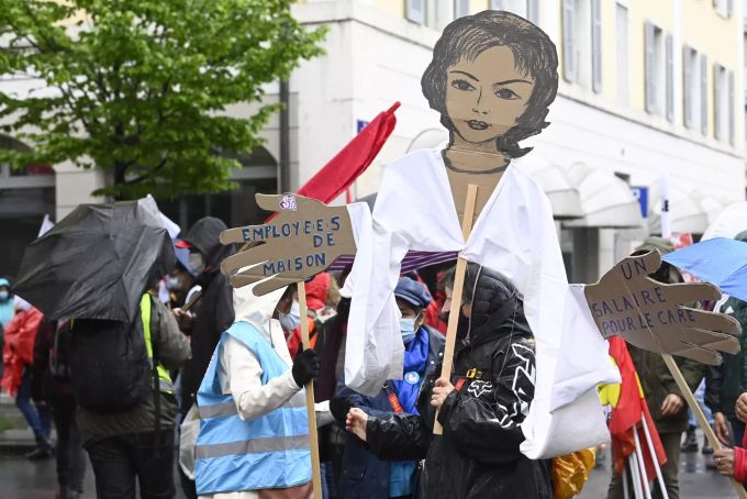 Rund 1000 Menschen nahmen an dem Umzug in Genf teil. Coronavirus Genf