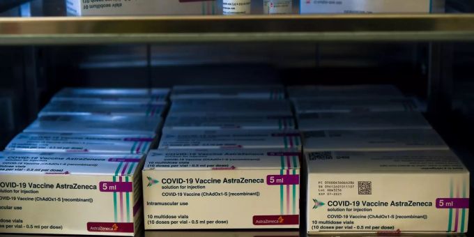 15.04.2021, Italien, Vercelli: Kartons mit dem Impfstoff von AstraZeneca stehen auf einem Tablett in einem Kühlschrank im Krankenhaus Sant Andrea. Coronavirus - Italien