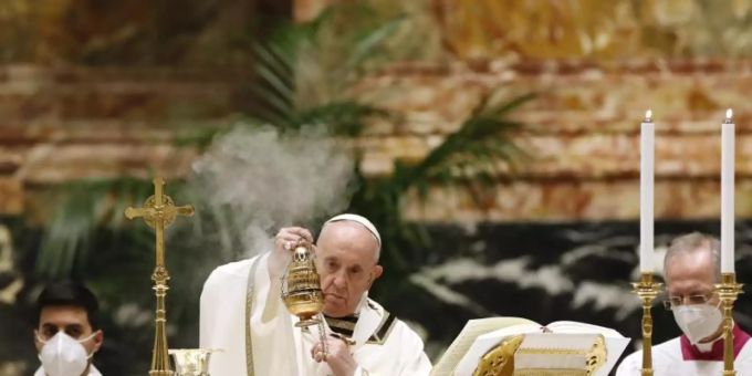 Papst Franziskus zelebriert die Osternacht im Petersdom vor wenigen Gläubigen. Foto: Remo Casilli//APPool Reuters/dpa Papst Franziskus zelebriert die Osternacht im Petersdom vor wenigen Gläubigen. Foto: Remo Casilli//APPool Reuters/dpa