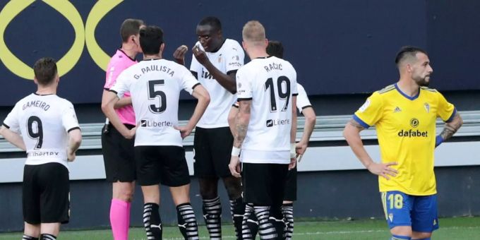 Valencia-Verteidiger Mouctar Diakhaby spricht auf den Schiedsrichter ein. Valencia