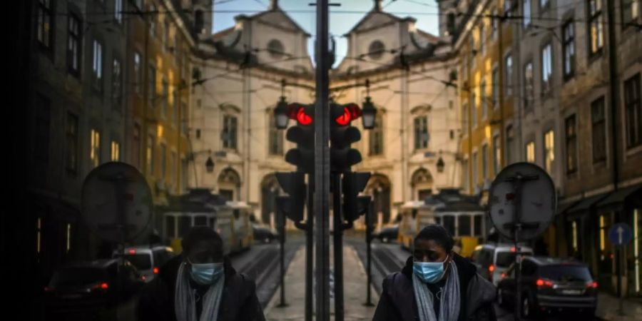 Frau mit Maske in Lissabon