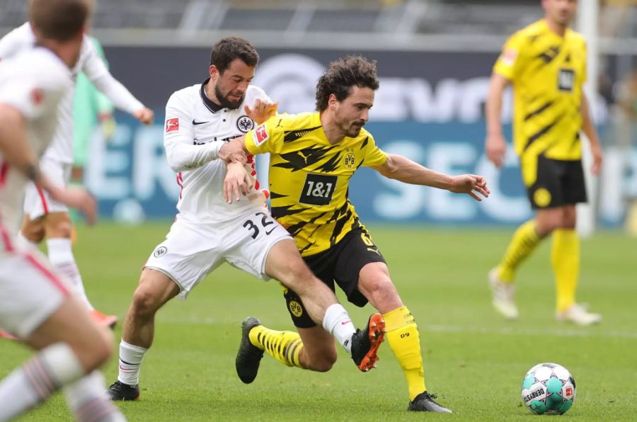 Frankfurts Amin Younes (l.) im Duell mit Thomas Delaney (r.) von Borussia Dortmund.