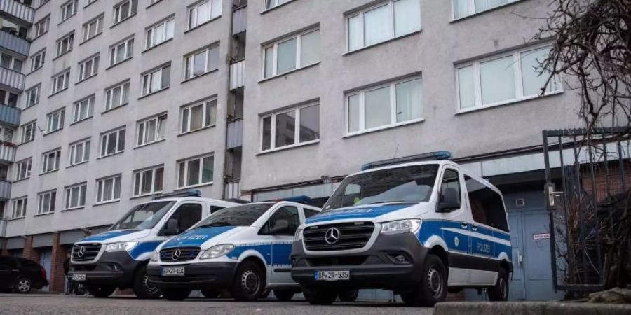 Bei der Razzia gegen Schleuser, denen Menschenhandel und Zwangsprostitution vorgeworfen wird, durchsuchten Beamte zahlreiche Wohnungen in Berlin sowie in anderen Städten. Foto: Paul Zinken/dpa-Zentralbild/dpa