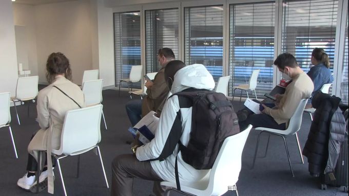 Personen warten mit dem Testkit auf die Durchführung des Antigen-Schnelltests. antigen-tests flughafen zürich