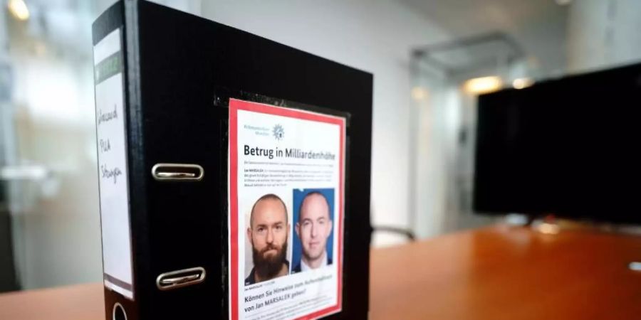 Der Aktenordner von Fabio De Masi, Bundestagsabgeordneter der Partei Die Linke, vor dem Sitzungssaal des Untersuchungsausschusses. Foto: Kay Nietfeld/dpa