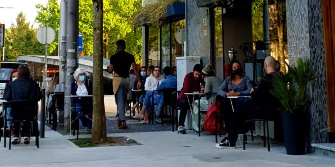 Nach den Lockerungen in Portugal geniessen viele die Freiheiten. Gäste auf der Terrasse des Negra Café in Porto. porto coronavirus