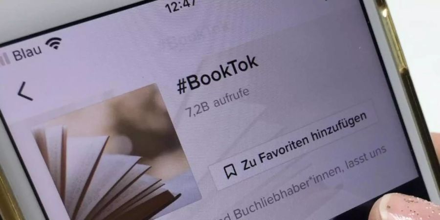 Der #BookTook, eingegeben in der Suche der Video-App TikTok auf einem Smartphone. Foto: Lisa Forster/dpa-Zentralbild/dpa