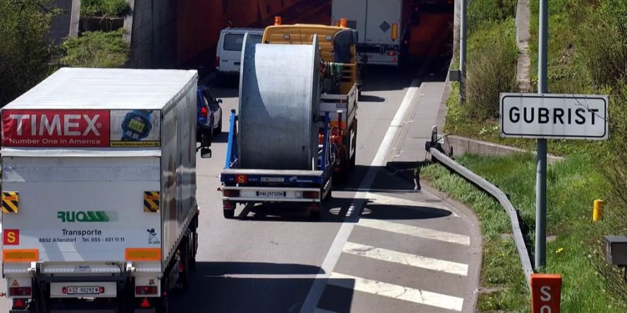 Verkehr vor dem Gubrist Tunnel bei Regensdorf.