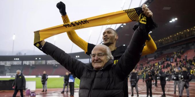 Hans-Ueli Rihs feiert mit Guillaume Hoarau den Meistertitel von YB im Jahr 2019. YB