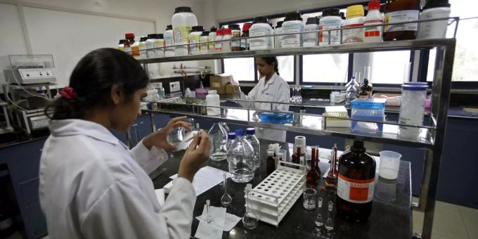 Indische Wissenschaftlerinnen in einem Labor des Forschungs- und Entwicklungszentrums von Natco Pharma Ltd. in Hyderabad, Indien. (Symbolbild) Indien Coronavirus