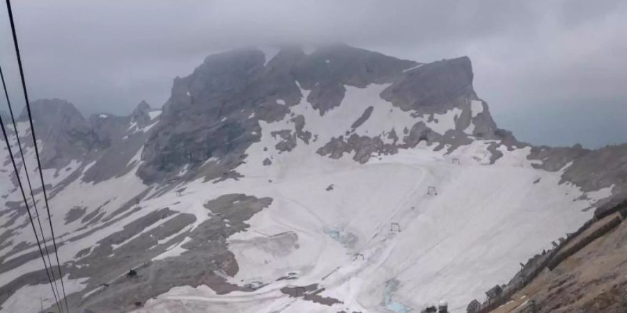 Der Gletscher auf der Zugspitze ist mit Schnee bedeckt. In den nächsten Jahrzehnten werden die Gletscher in den bayerischen Alpen wohl verschwinden. Foto: Sina Schuldt/dpa