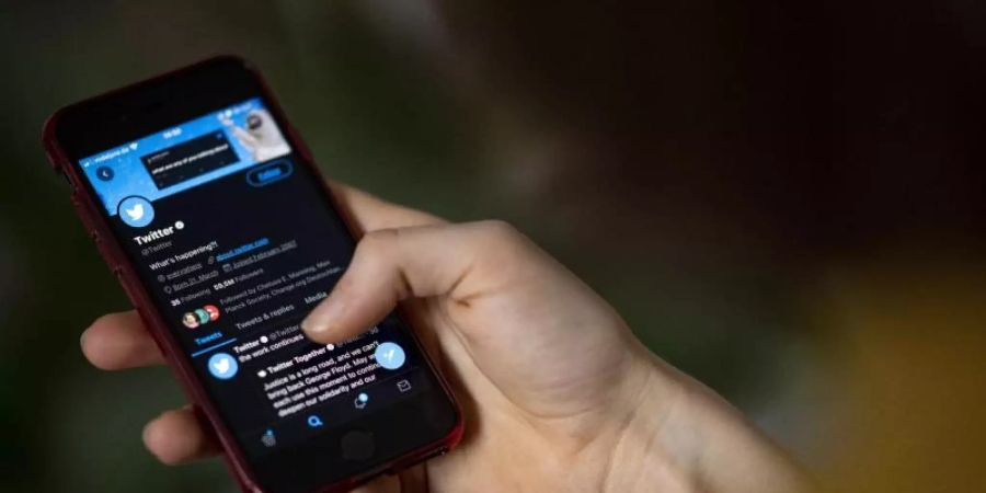 Auf dem Bildschirm eines Smartphones sieht man die Timeline in der App Twitter. Foto: Fabian Sommer/dpa