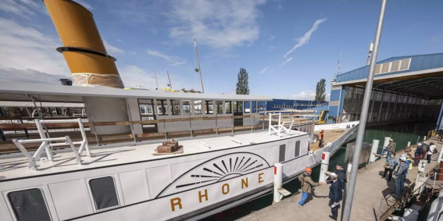 Nach zweijähriger Restaurierung: Der Genfersee-Dampfer «Rhône» verlässt das Dock in Lausanne.