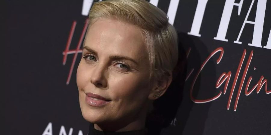 Charlize Theron zieht es aufs Surfbrett. Foto: Jordan Strauss/Invision/AP/dpa