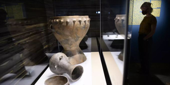 Eine Person betrachtet Tontrommeln während der neuen Ausstellung "Des choses" im archäologischen Park und Museum Latenium in Hauterive bei Neuchatel am Dienstag, 25. Mai 2021. Des Choses