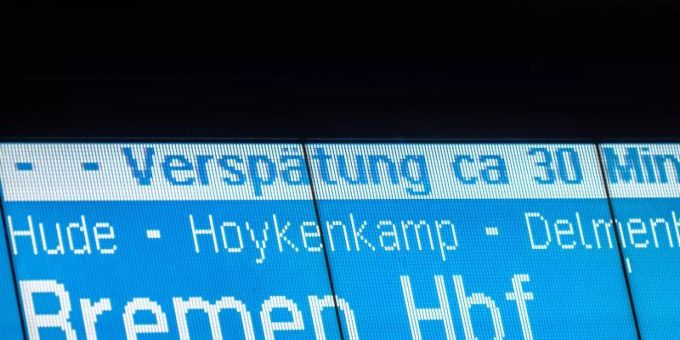 Eine Anzeigetafel informiert über eine Zugverspätung. Foto: Mohssen Assanimoghaddam/dpa/Symbolbild norddeutschland