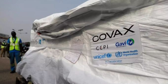 Die erste Ladung des Corona-Impfstoffes von Astrazeneca wird am Kotoka Flughafen der Hauptstadt von Ghana ausgeladen. Foto: © UNICEF/UN0421459/Kokoroko/COV/dpa Die erste Ladung des Corona-Impfstoffes von Astrazeneca wird am Kotoka Flughafen der Hauptstadt von Ghana ausgeladen. Foto: © UNICEF/UN0421459/Kokoroko/COV/dpa