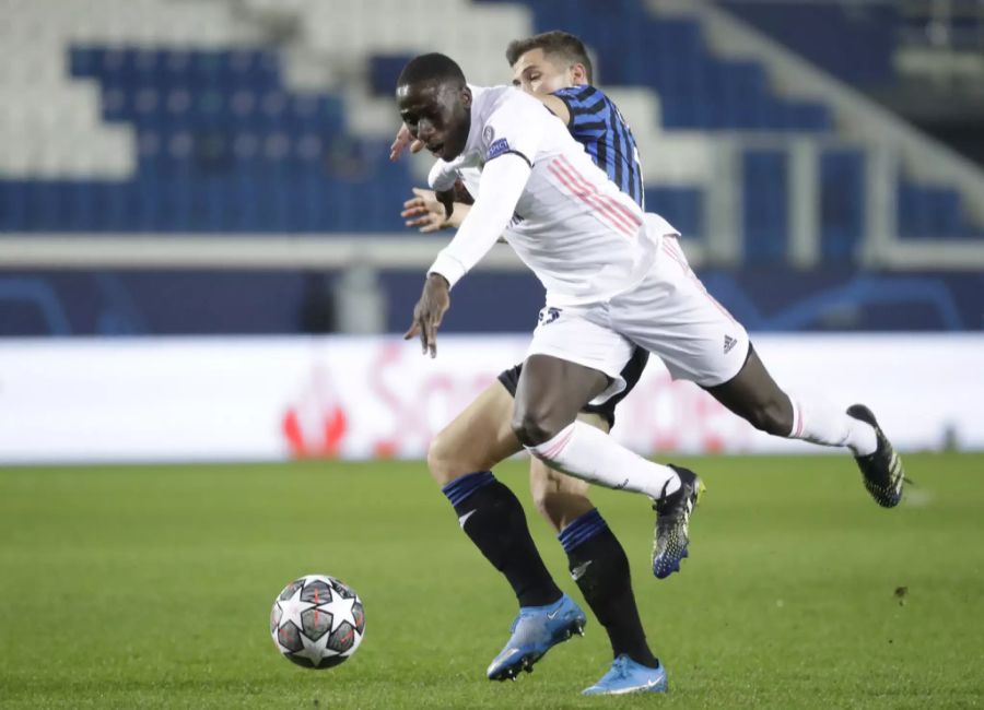 Remo Freuler stoppt Reals Ferland Mendy mit einer Notbremse.