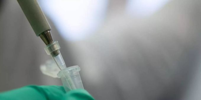 Ein Forscher zeigt, wie ein PCR-Test für die Analyse und Untersuchung auf Mutationen des Coronavirus vorbereitet wird. Foto: Sebastian Gollnow/dpa Ein Forscher zeigt, wie ein PCR-Test für die Analyse und Untersuchung auf Mutationen des Coronavirus vorbereitet wird. Foto: Sebastian Gollnow/dpa