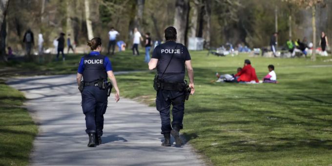 Die Polizei patroulliert wegen des Coronavirus und der Regeln zu spontanen Versammlungen im Berner Eichholz. Coronavirus Bern Polizei Eichholz