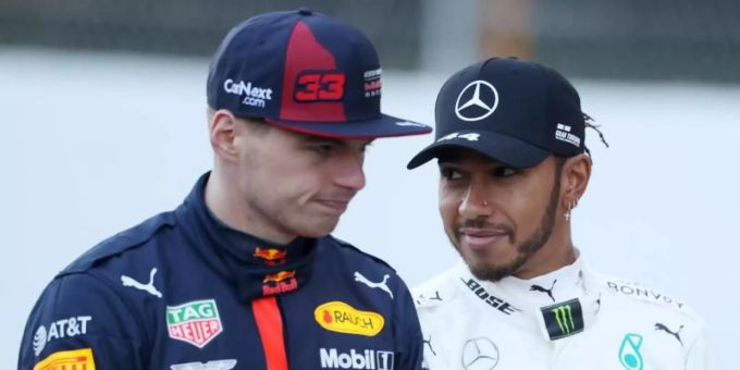 Max Verstappen (l) wird als Nachfolger von Lewis Hamilton beim Team Mercedes-AMG Petronas gehandelt. Foto: David Davies/PA Wire/dpa Max Verstappen (l) wird als Nachfolger von Lewis Hamilton beim Team Mercedes-AMG Petronas gehandelt. Foto: David Davies/PA Wire/dpa