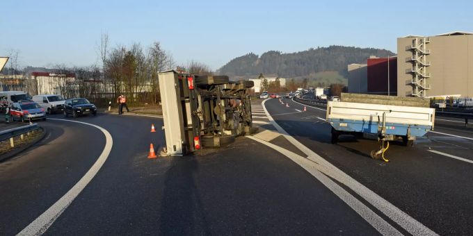 Lieferwagen mit Anhänger kippt auf die Seite. Niemand wurde verletzt.