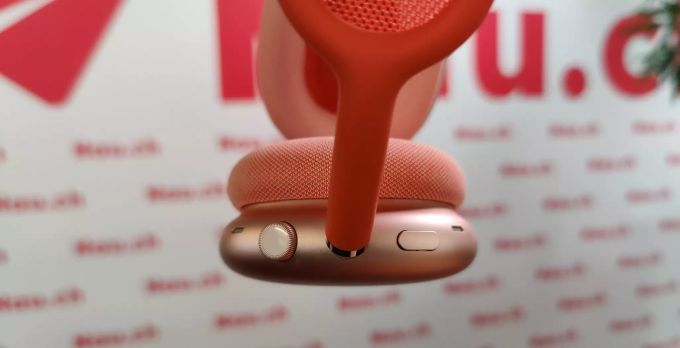 Rechts der Button für den Moduswechsel, links die Digital Crown. AirPods Max Buttons