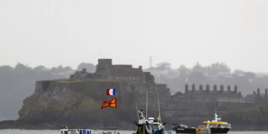 Französische Fischerboote vor dem Hafen von Saint Helier auf Jersey