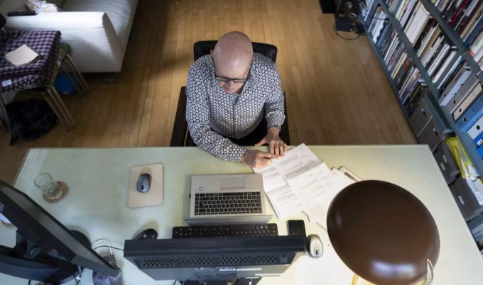 Ein Arbeitnehmer im gepflegten Homeoffice. Laut Ronnie Gross sieht das bei vielen anders aus – wird der «Joint am Nachmittag» im Homeoffice zum Standortnachteil? Coronavirus Homeoffice Produktivität