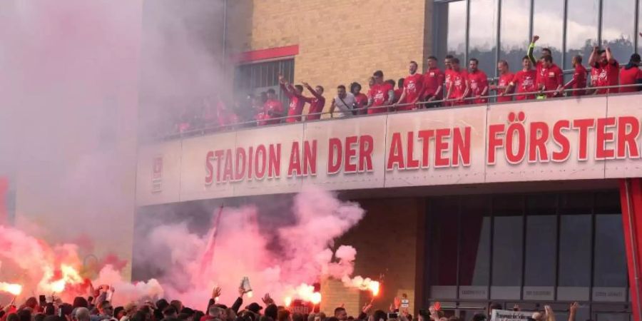 Die Spieler von Union Berlin feiern den Europapokal-Einzug mit ihren Fans. Foto: Michael Sohn/AP-Pool/dpa