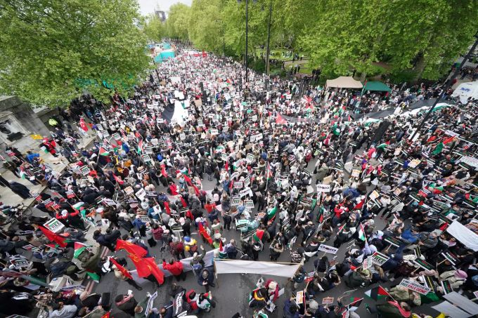 Demonstranten nehmen im Stadtzentrum Londons an einem Protest in Solidarität mit Palästina teil, nachdem es zu einer Waffenruhe im Nahostkonflikt gekommen ist. Foto: Yui Mok Demonstration in London