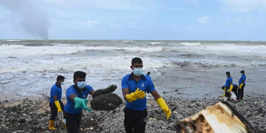 Brand auf Containerschiff vor Sri Lankas Küste noch immer nicht gelöscht