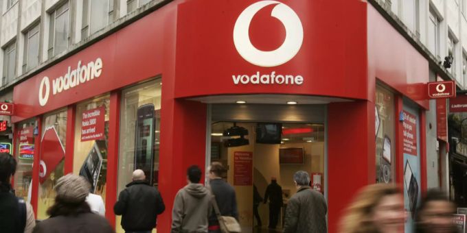 Passanten gehen an einer Filiale der Vodafone Group in London vorbei. Vodafone Group