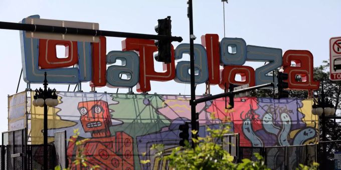 Ein «Lollapalooza» Schriftzug und Banner auf dem Lollapalooza-Gelände im Grant Park. US-Festival Lollapalooza