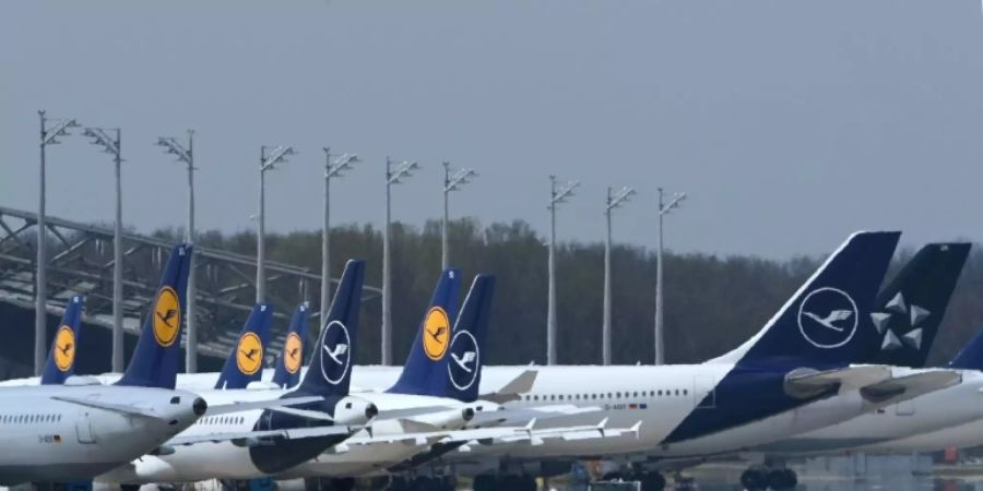 Parkende Flugzeuge der Lufthansa