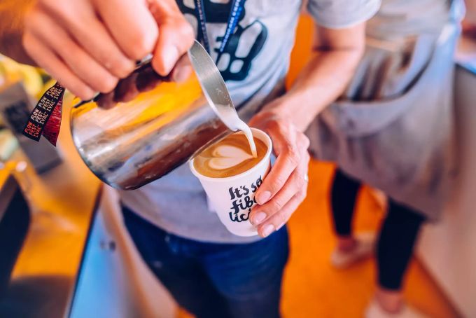 Mit der Oatly Barista Edition lässt sich bis anhin der beste Schaum auf den Latte macchiato zaubern. Vegan Cappuccino