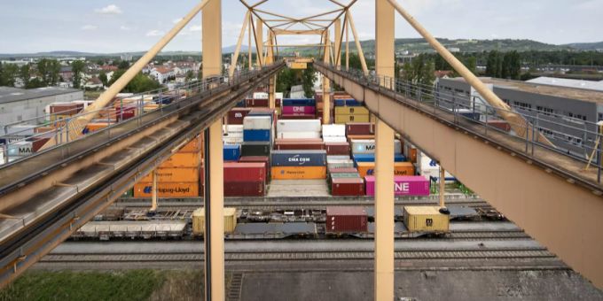 Container werden am Container-Terminal im Hafenbecken 2 des Schweizerische Rheinhafen umgeschlagen. (Symbolbild) Außenhandel