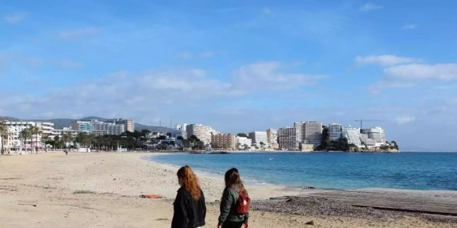 Nicht nur auf Mallorca hofft man auf einen baldigen Tourismus-Neustart. Foto: Clara Margais/dpa