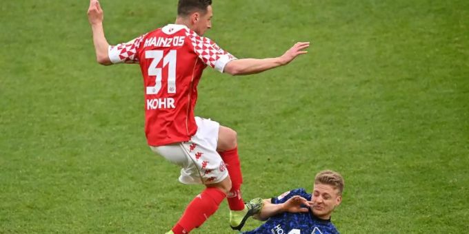 Behält das Mainzer Trikot vorerst an: Dominik Kohr (o). Foto: Torsten Silz/dpa Mainz