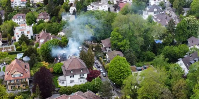 Rauchschwaden steigen über dem Zürichberg auf. zürichberg arzt
