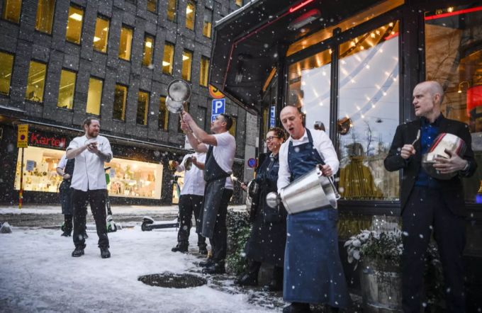 Restaurantbesitzer und -Mitarbeiter protestieren am 14. Januar im Zentrum Stockholms gegen die Ankündigung von schärferen Corona-Massnahmen. Schweden Coronavirus