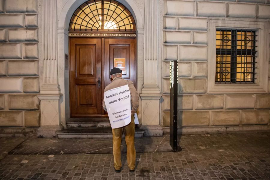 «Andreas Heisler unser Vorbild»: Dieser ältere Mann wehrt sich gegen den Entzug der Zulassung des Corona-skeptischen Arztes in Luzern.