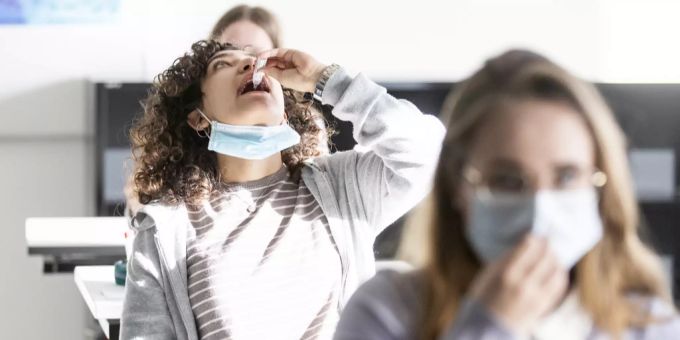 Eine Schülerin gurgelt an der Kantonsschule in Menzingen mit der Kochsalzlösung, um sich auf das Coronavirus zu testen. massentests zug coronavirus